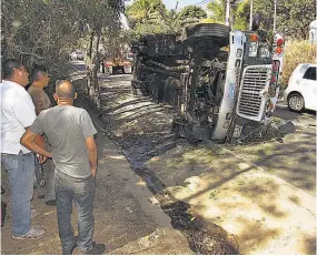  ??  ?? Sin lesiones graves. A pesar del aparatoso vuelco del autobús, solo dos pasajeros fueron llevados al hospital santaneco, donde fueron atendidos y dados de alta ayer.