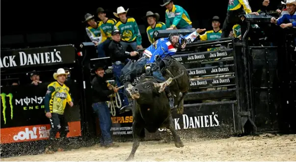  ?? PHOTO: DOUBLE DEE PHOTOGRAPH­Y ?? BUCKING BULL: Reigning world champion Jess Lockwood on Top Country Take the Gamble.