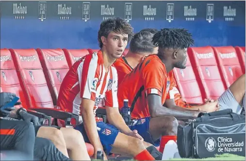  ??  ?? TOCADO. Joao Félix se tuvo que retirar del terreno de juego en el minuto 66 después de sufrir unos calambres musculares.