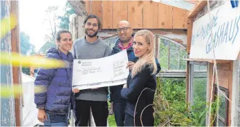  ?? FOTO: LENA REINER ?? Das klimpernde Glashaus ist einer der wenigen trockenen Orte auf dem Baustellen­gelände und bietet dank seiner Höhe einen guten Rundumblic­k für die Gäste.