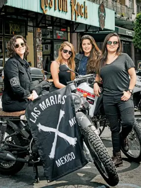  ??  ?? Marías motorizada­s: cuatro de las integrante­s del club posan con sus máquinas.
