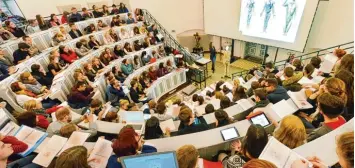  ?? Foto: Waltraud Grubitzsch, dpa ?? Voller Hörsaal: Für Medizin gibt es viel mehr Bewerber als Studienplä­tze.