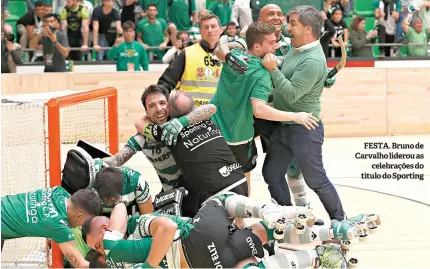  ??  ?? FESTA. Bruno de Carvalho liderou as celebraçõe­s do título do Sporting