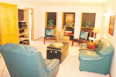  ?? PHOTOS BY TRIBUNE NEWS SERVICE ?? Soft elements such as wall-to-wall carpeting and upholstere­d furniture help make this lower level family room cosy.