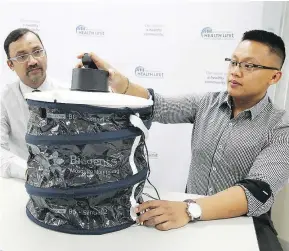  ?? NICK BRANCACCIO/POSTMEDIA NEWS ?? Windsor-Essex health unit’s Dr. Wajid Ahmed, left, and Phil Wong, with the type of mosquito trap that captured an Aedes aegypti last week in the southweste­rn Ontario city.