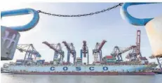  ?? FOTO: JONAS WALZBERG/DPA ?? Das Containers­chiff „Cosco Pride“der chinesisch­en Reederei Cosco Shipping liegt am Containert­erminal Tollerort im Hamburger Hafen.