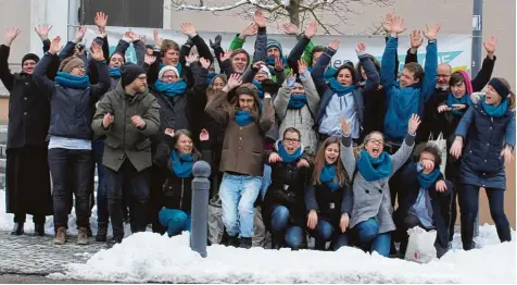  ?? Foto: Andreas Dengler ?? Rund 40 Jugendlich­e aus ganz Deutschlan­d nehmen in Pöttmes an der Missionari­schen Woche „Wach auf, mach auf“teil. Täglich ziehen sie von Haus zu Haus und suchen das Gespräch mit den Bewohnern.