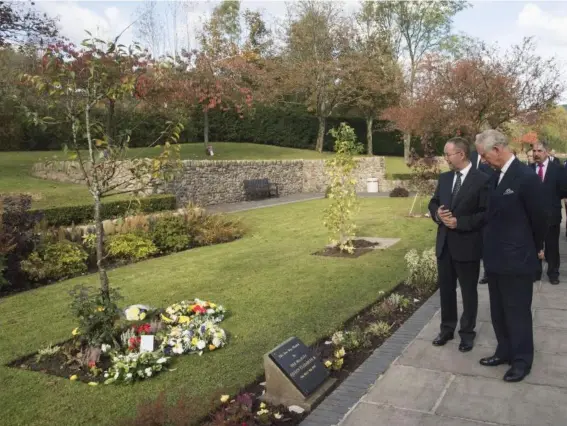  ?? (Getty) ?? The Prince of Wales (right) planted a sweetgum tree in memory of the victims