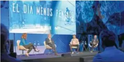  ??  ?? Mesa redonda con el mánager general de Movistar Team, Eusebio Unzué, el ex futbolista David Villa, y los periodista­s Antonio Lobato y Mónica Marchante.