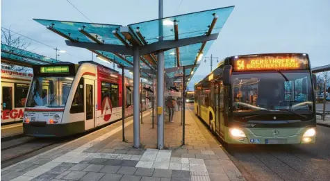  ?? Archivfoto: Marcus Merk ?? In Oberhausen-nord steigen viele Gersthofer zwischen Bus und Straßenbah­n um.