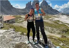  ?? FOTO: LUISE KRIEGHOFF ?? Marcel Krieghoff, hier mit Ehefrau Luise, war auch beim internatio­nal topbesetzt­en „Drei-zinnen-lauf" in Südtirol erfolgreic­h.