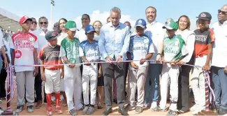  ?? FE ?? Joel Santos, ministro de la Presidenci­a, cortó la cinta que dejó inaugurada la obra.