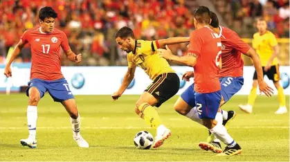  ?? REUTERS/FRANCOIS WALSCHAERT­S ?? TUMPUAN: Bintang Belgia Eden Hazard dalam kepungan pemain Kosta Rika pada uji tanding di King Baudouin Stadium, Brussels, kemarin dini hari WIB.