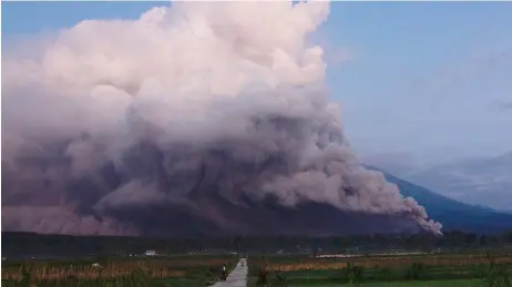  ?? — AFP photos ?? Mount Semeru spews smoke and ash in Lumajang.