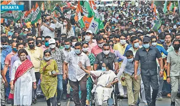  ?? PTI ?? KOLKATA
West Bengal Chief Minister Mamata Banerjee during a roadshow campaign for state Assembly polls, amid the rise in Covid-19 cases across the country, in Kolkata on Thursday. —