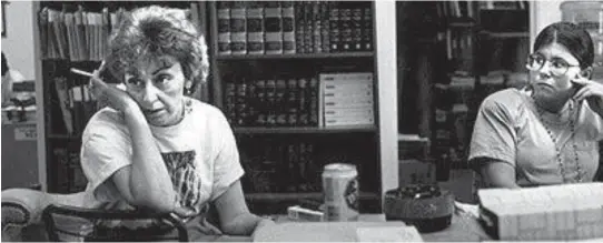  ?? FILE PHOTO ?? Marie Deans, left in her office before a 1992 execution, spent decades fighting the death penalty and played a big role in social justice in Virginia.