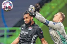  ?? FOTO: FRANCK FIFE/DPA ?? Harte Arbeit: Manuel Neuer im Duell mit Jason Denayer.