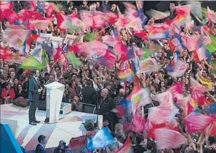  ?? IAN LANGSDON / EFE ?? El candidato del PSF, Benoït Hamon, durante un mitin de campaña ayer en el pabellón de Bercy en París