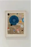  ??  ?? Arriba e izda., dos obras de Elena de Rivero que homenajean el trabajo de la artista sueca Hilma af Klint, pionera del arte abstracto.