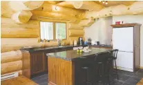  ??  ?? Exposed log ends define a pioneer sentiment in the kitchen. Paquette had the islands and cabinets custom made.