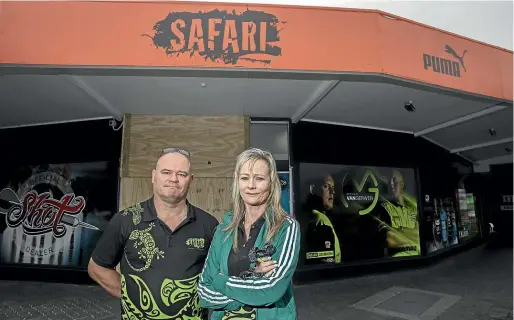  ?? CHRISTEL YARDLEY/STUFF ?? Safari owners Mathew Roiall and Kerryn Goodyer are frustrated their store has been hit twice by ram raids.