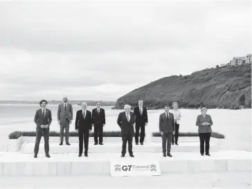  ?? FOTO: EFE ?? > El primer ministro británico, Boris Johnson (centro), posa con los líderes del G7 para la foto de familia en Carbis Bay, Reino Unido.