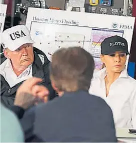  ?? (AP) ?? Atentos. Donald Trump y su esposa Melania llegaron hasta la golpeada ciudad de Corpus Christi, donde se reunieron con las autoridade­s locales.