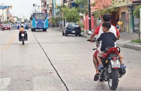  ?? JORGE GUZMÁN ?? kEn la calle A, sector Cristo del Consuelo, suroeste de Guayaquil, se evidenció que motociclis­tas no cumplen con medidas de protección al circular.