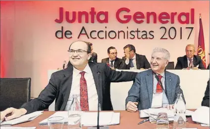  ?? FOTO: EFE ?? El presidente del club, José Castro, a la izquierda vio aprobada la medida de repartir beneficios y la retribució­n de los cargos del consejo