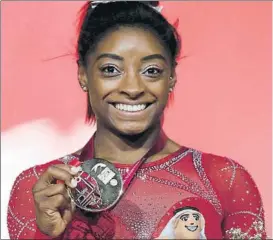  ?? FOTO: AP ?? Biles se colgó ayer el oro en suelo, después de conquistar el bronce en barra