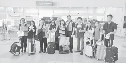  ??  ?? GALAS CABARAN: Pelajar SMK Lopeng Tengah ditemani guru pengiring sebelum berlepas ke Kuala Lumpur bagi menyertai pusingan akhir Pertanding­an Toyota Eco Youth (TEY) 2017.