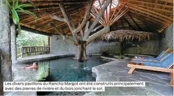  ??  ?? Les divers pavillons du Rancho Margot ont été construits principale­ment avec des pierres de rivière et du bois jonchant le sol.