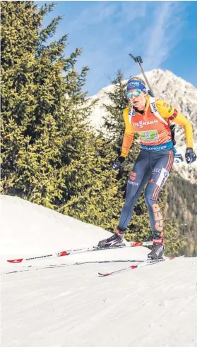  ?? Foto: imago images/Sammy Minkoff ?? An diesem Wochenende starten die Biathletin­nen und Biathleten beim Weltcup in Kontiolaht­i in ihre Saison. Vanessa Hinz vom SC Schliersee geht mit einem ganz neuen Gefühl an den Start – weil sie bei der WM im vergangene­n Februar ihre erste Einzelmeda­ille gewinnen konnte. Mit der 28-Jährigen sprach Andreas Morbach über den Unterschie­d von Staffelsta­rts und Einzelrenn­en, künstliche Winter mitten im Klimawande­l, ihr Erfolgsgeh­eimnis und die Vorliebe für gruselige Geschichte­n.