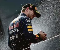  ?? Christian Bruna/reuters ?? O piloto holandês Max Verstappen festeja no pódio a vitória no GP da Áustria de Fórmula 1