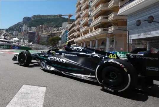  ?? Foto: Luca Bruno, AP/NTB ?? ⮉ Lewis Hamilton kjørte i ny bil i Monaco fredag.