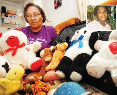  ?? PICTURE: DAVID RITCHIE ?? STILL DISTRAUGHT: Sylvia Farmer, mother of Valencia Farmer (inset) who was gang-raped and murdered in 1999. Here the mom sits with some of her daughter’s toys.