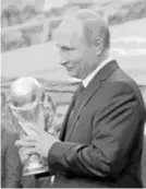  ?? REUTERS ?? Putin s trofejem za svjetskog prvaka u nogometu