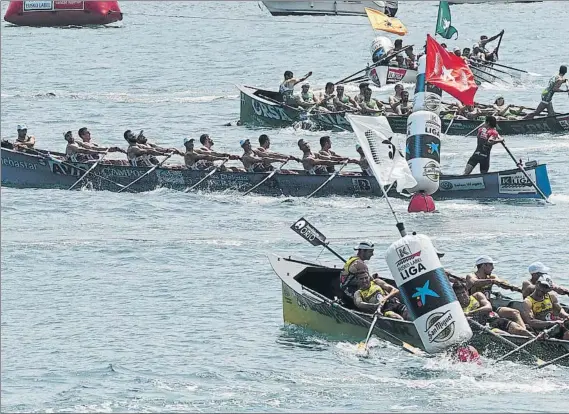  ?? FOTO: LUIS ÁNGEL GÓMEZ (EL CORREO) ?? Lanzada Urdaibai realiza una espectacul­ar ciaboga, por delante de Zierbena, Hondarribi­a y Orio, en la regata del pasado domingo disputada en Castro
