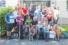  ?? FOTO: DIK ?? Etwa zwei Dutzend Wanderer der Arche übernachte­n in den Räumen der Lindauer Volkshochs­chule, um von hier aus mit Weihbischo­f Thomas Maria Renz (Zweiter von links) bis nach Scheidegg mitzuwande­rn.