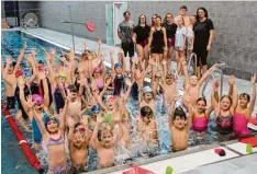  ?? Foto: Wiegmann ?? Da war der Jubel groß. Nach fünf Jahren der Sanierung des Hallenbade­s im Königs brunner Gymnasium konnte die Schwimmer des TSV Königsbrun­n endlich wieder trainieren.