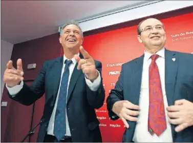  ??  ?? SINTONÍA. Joaquín Caparrós y José Castro, presidente del Sevilla.