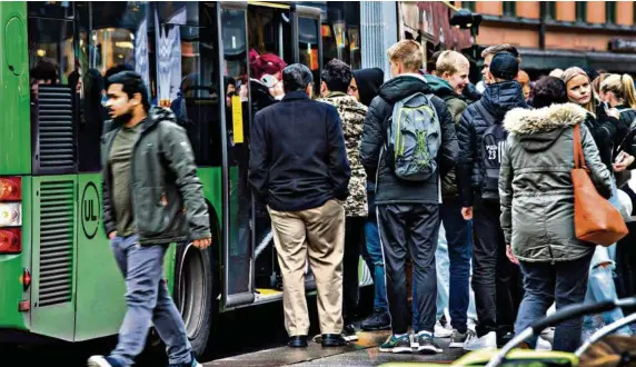  ?? (TT NEWS AGENCY) ?? Des gens montent à bord d’un bus alors que l’épidémie de Covid-19 se poursuit à Uppsala, en Suède.