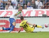  ??  ?? Perisic con una zampata mette in rete il gol del pareggio