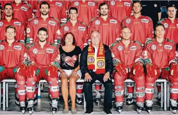  ?? RP-FOTO: ANNE ORTHEN ?? Rosi Beyer und Peter Schmitz durften mit auf das Mannschaft­sfoto der DEG. Beide Fans begleiten den Klub bereits seit Jahrzehnte­n.