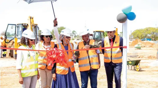  ?? ?? DISTRIBUTO­R/ AGENT
Trade minister, Mmusi Kgafela cutting the ribbon during the groundbrea­king of Border Gate Mall recently. Second from left is Chobe Real Estate MD, Gape Tlale.