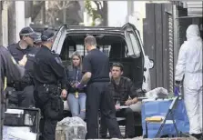  ?? (Photo AFP) ?? La police australien­ne est intervenue en nombre à Surry Hills dans la banlieue de Sydney hier.