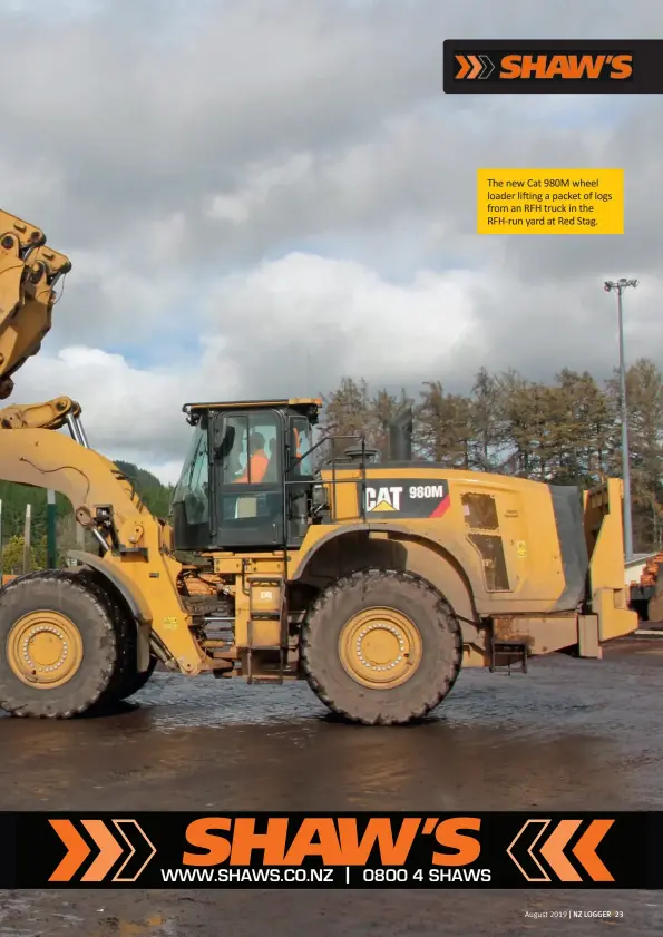  ??  ?? The new Cat 980M wheel loader lifting a packet of logs from an RFH truck in the RFH-run yard at Red Stag.