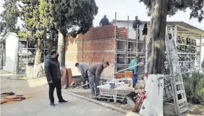  ?? CASAVI ?? ▶▶ El alcalde de Adamuz, Rafael Ángel Moreno, observa el estado de las obras de los nuevos nichos.