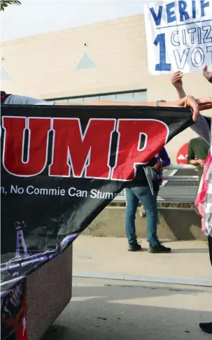  ?? MARIE-FRANCE COALLIER LE DEVOIR ?? Devant le State Farm Arena à Atlanta, en marge du décompte final des votes en Géorgie, Mary Margaret Brown fait partie d’une cinquantai­ne de manifestan­ts pro-Trump qui demandent l’arrêt du décompte des votes postaux en Géorgie.