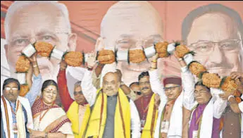  ?? SAMIR JANA/HT PHOTO ?? Union home minister Amit Shah with other BJP leaders at a rally in support of the Citizenshi­p (Amendment) Act in Kolkata on Sunday.